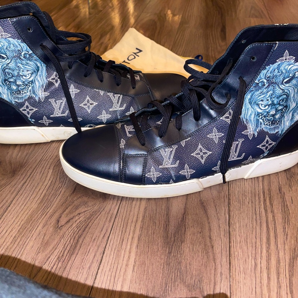 SOLD-AUTHENTIC Louis Vuitton LV Savane Monogram Lion Chapman Men’s Size 12